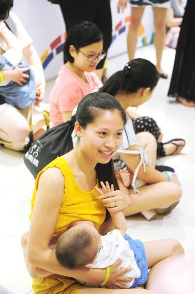 8月6日上午，成都近百位哺乳期的妈妈们在高新区一商场内，集体给自己的宝宝喂奶，呼吁更多的人支持母乳喂养，尊重哺乳。