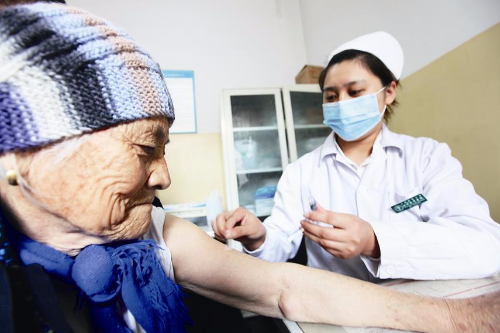 从10月31日起，深圳60岁以上老人可免费接种流感和肺炎疫苗，这是深圳2016年民生实事项目之一。