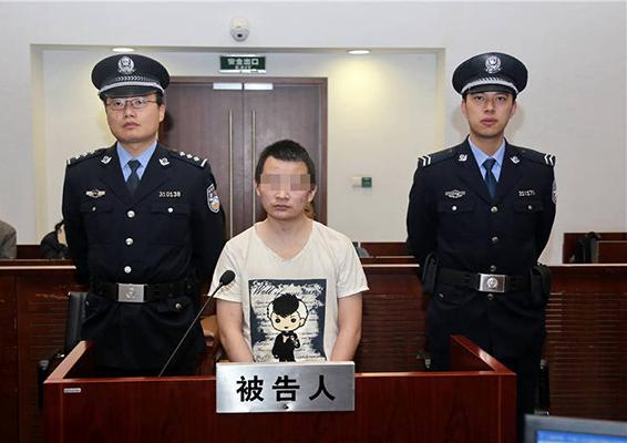 上海一研究生先泼酸再捅杀前女友 一审请求判死刑