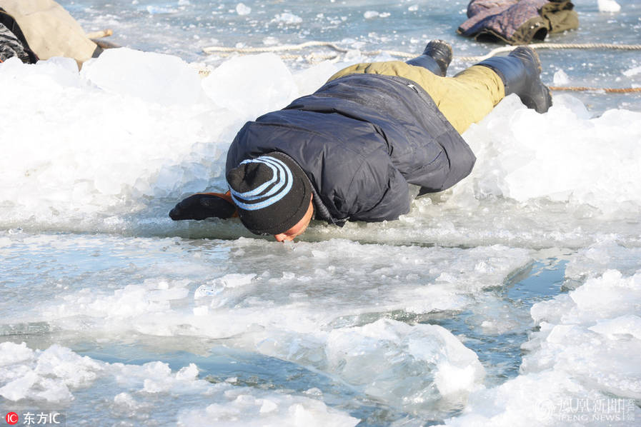 松花江上“采冰人” 趴在冰上喝江水