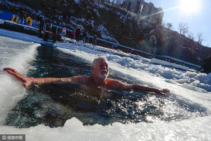 俄冬泳爱好者齐聚一堂挑战极度严寒