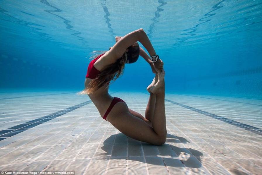 女子在水下表演绝美瑜伽 6分半不用换气