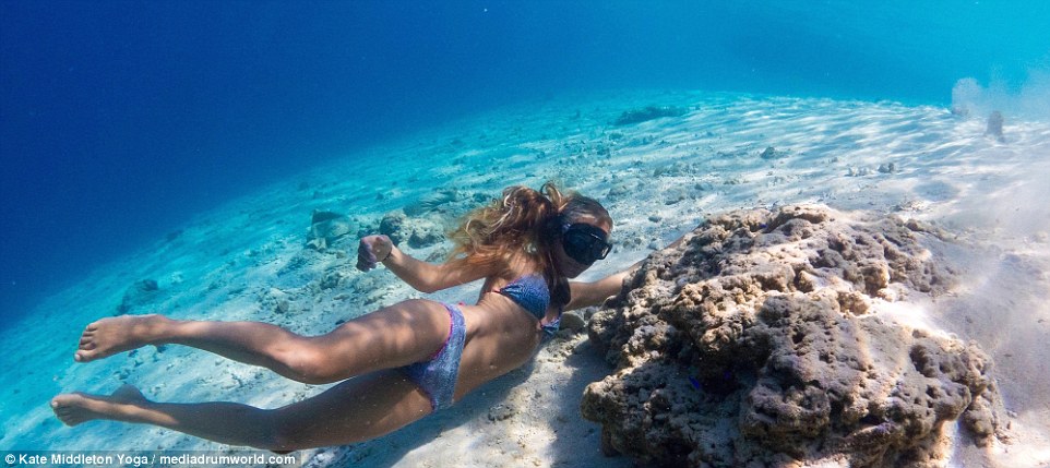 女子在水下表演绝美瑜伽 6分半不用换气
