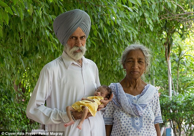 眼看金婚到！印度老奶奶72岁终于当上妈