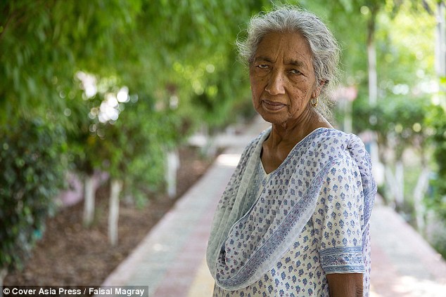 眼看金婚到！印度老奶奶72岁终于当上妈