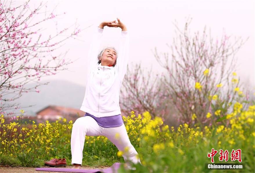 湖北75岁老太练习瑜伽14年 创老年瑜伽班