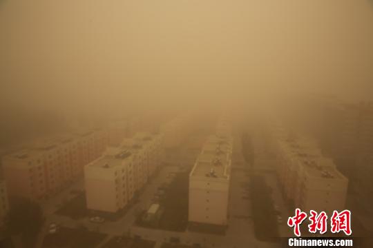 新疆南部地区遭沙尘暴袭击黄沙漫天（图）