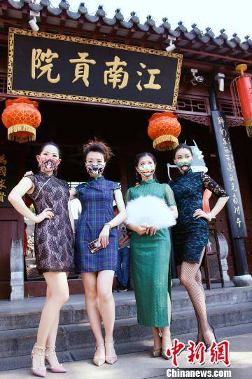 “蒙面”旗袍美人惊艳南京夫子庙，京剧口罩受热捧。　金琎 摄