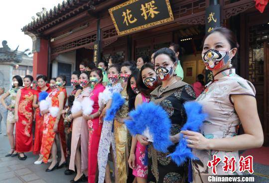 “蒙面”旗袍美人惊艳南京夫子庙，京剧口罩受热捧。　金琎 摄
