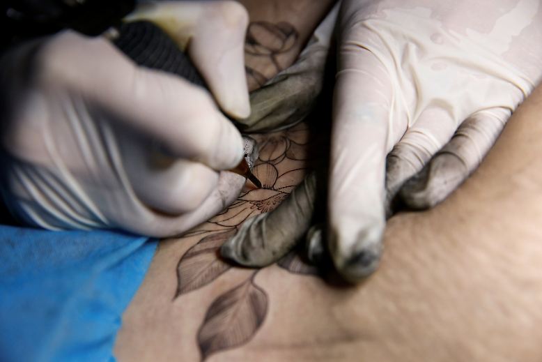 中国纹身师用这些图案美化剖宫产疤痕
