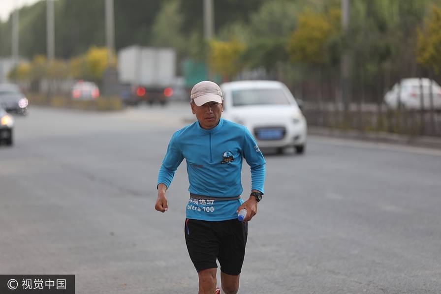 66天3547.2公里 男子从深圳跑回老家参加同学会