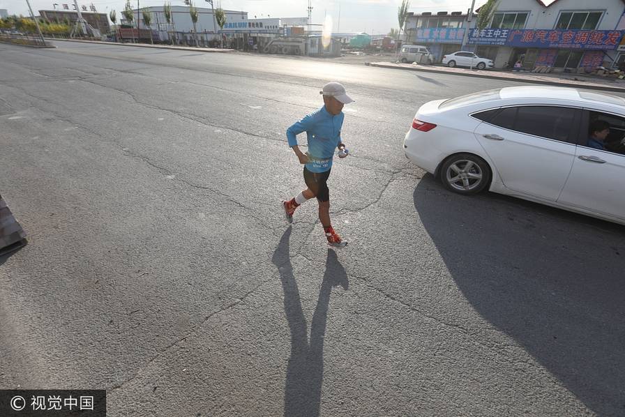 66天3547.2公里 男子从深圳跑回老家参加同学会