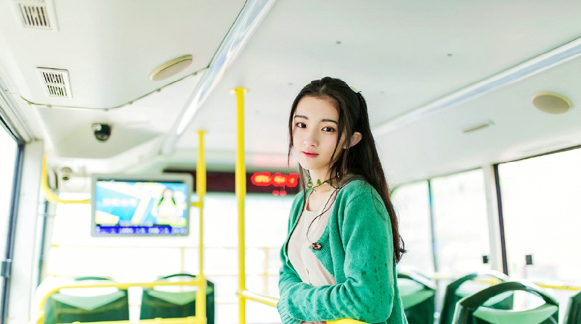 清新可人清纯绿衣少女公车旅拍甜美阳光俏皮唯美写真