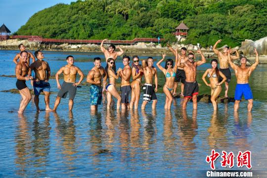 图为海南健美健身达人在三亚蜈支洲岛海边展示热辣完美身材。　骆云飞 摄