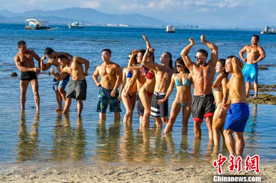 图为海南健美健身达人在三亚蜈支洲岛海边展示热辣完美身材。　骆云飞 摄