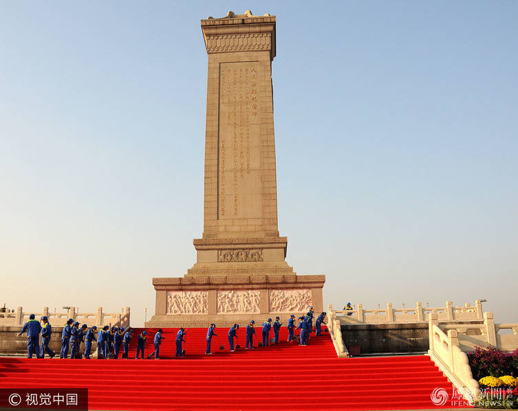 人民英雄纪念碑铺上红地毯