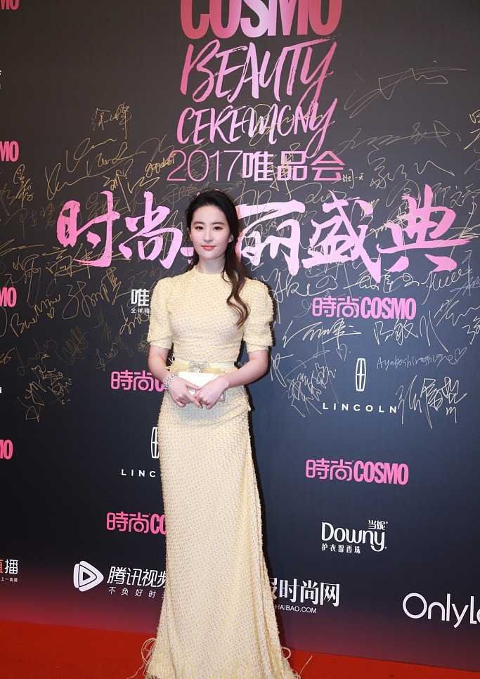 2017年12月18日，上海某盛典红毯现场，刘亦菲鹅黄色收腰长裙优雅亮眼。